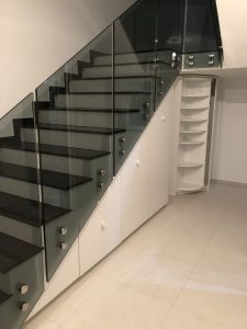 راهنمای کامل انواع جان پناه شیشه ای و مزایا