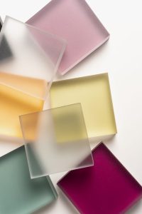 نصب طلق مات و نیمهشفاف برای بالکن و تراس