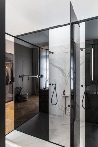 نصب دیوار شیشه ای در حمام و سرویس بهداشتی