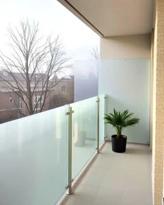 شیشه مات برای تزیین نرده بالکن
