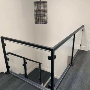 عوامل مؤثر بر قیمت یراق نرده شیشه ای