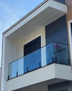 معضلات رایج در بالکنهای روباز و نقش پوشش شیشهای