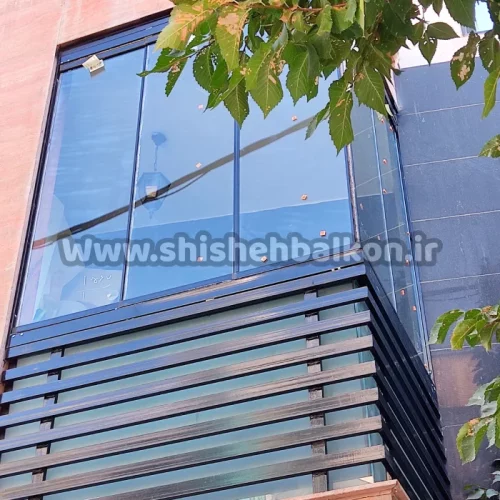 نمونه کار نصب شیشه بالکن تاشو توسط شرکت فنی مهندسی اکبرزاده